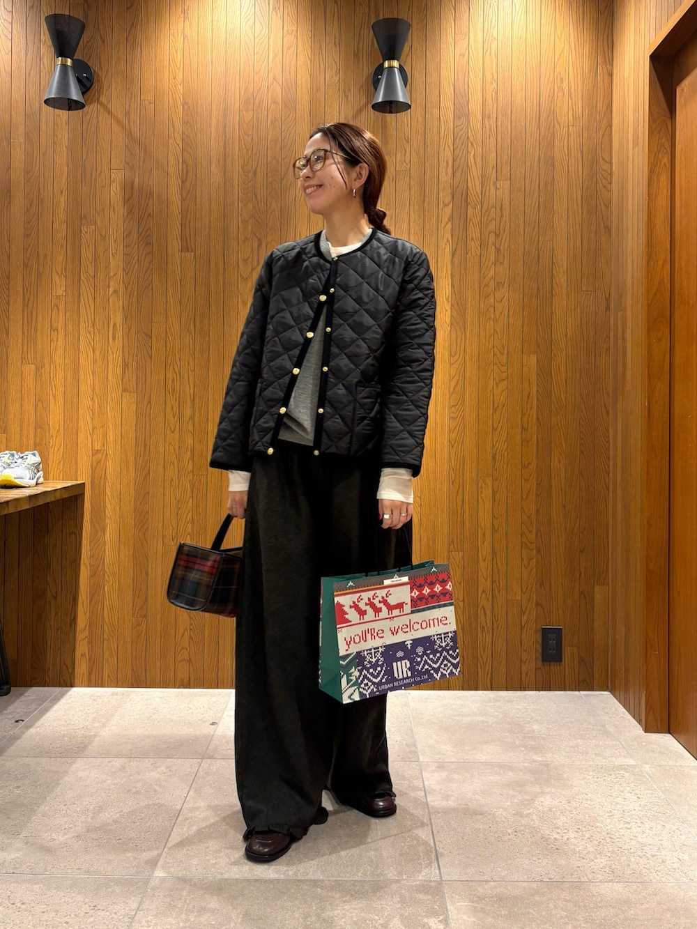 グリーン系のその他パンツ、グリーン系のニット/セーター、ブラウン系のローファーを着用したレディースの秋コーディネートの5枚目の写真