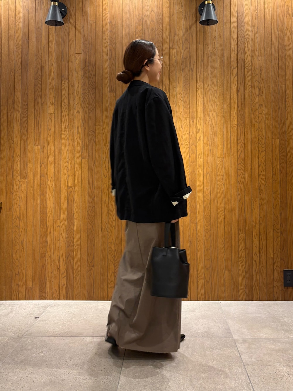 ブラック系のその他アウター、ブラック系のパンプス、ブラウン系のニット/セーターを着用したレディースの春コーディネートの3枚目の写真