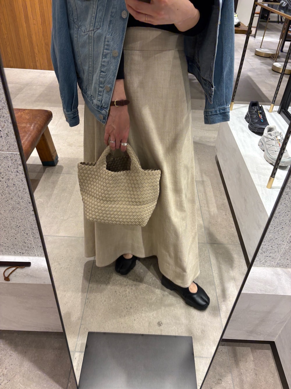 ホワイト系のトートバッグ、ブラック系のTシャツ/カットソー、ブルー系のデニムジャケットを着用したレディースの春コーディネートの9枚目の写真