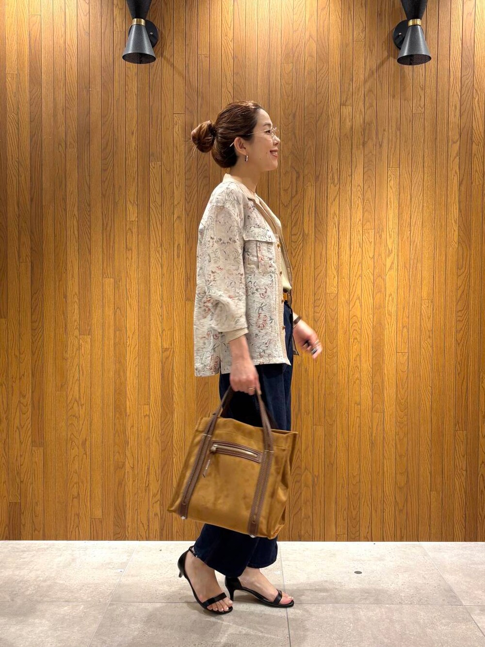 グリーン系のタンクトップ、ゴールド系のネックレスを着用したレディースの春コーディネートの2枚目の写真