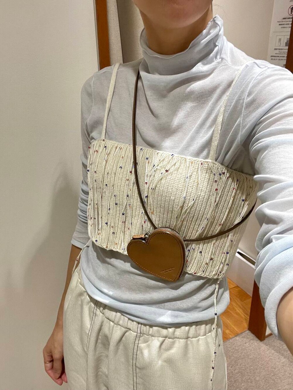 グレー系のその他アウター、ホワイト系のその他パンツ、ブルー系のTシャツ/カットソーを着用したレディースの秋コーディネートの5枚目の写真