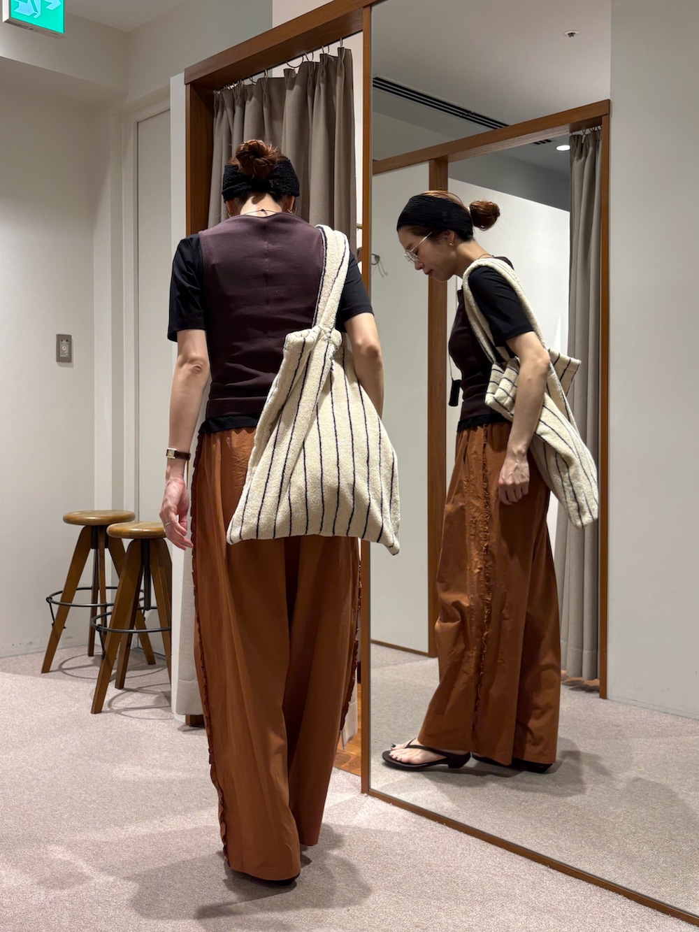 ブラック系のTシャツ/カットソー、ブラウン系のその他パンツ、ホワイト系のトートバッグを着用したレディースの夏コーディネートの3枚目の写真