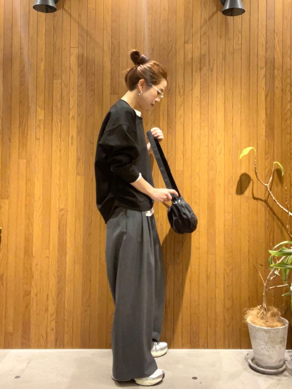 その他のTシャツ/カットソー、ブラック系のスウェット、ホワイト系のスニーカーを着用したレディースの冬コーディネートの2枚目の写真