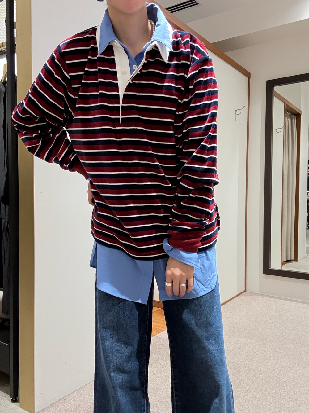 グレー系のピーコート、ブルー系のシャツ/ブラウス、レッド系のTシャツ/カットソーを着用したレディースの秋コーディネートの7枚目の写真