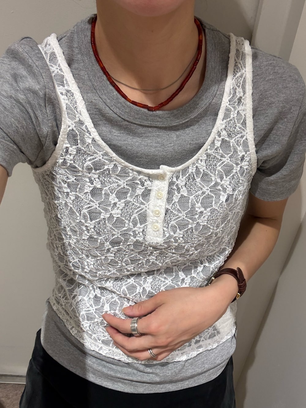 グレー系のスカート、ブラック系のトートバッグ、ブラック系のサンダルを着用したレディースの夏コーディネートの6枚目の写真