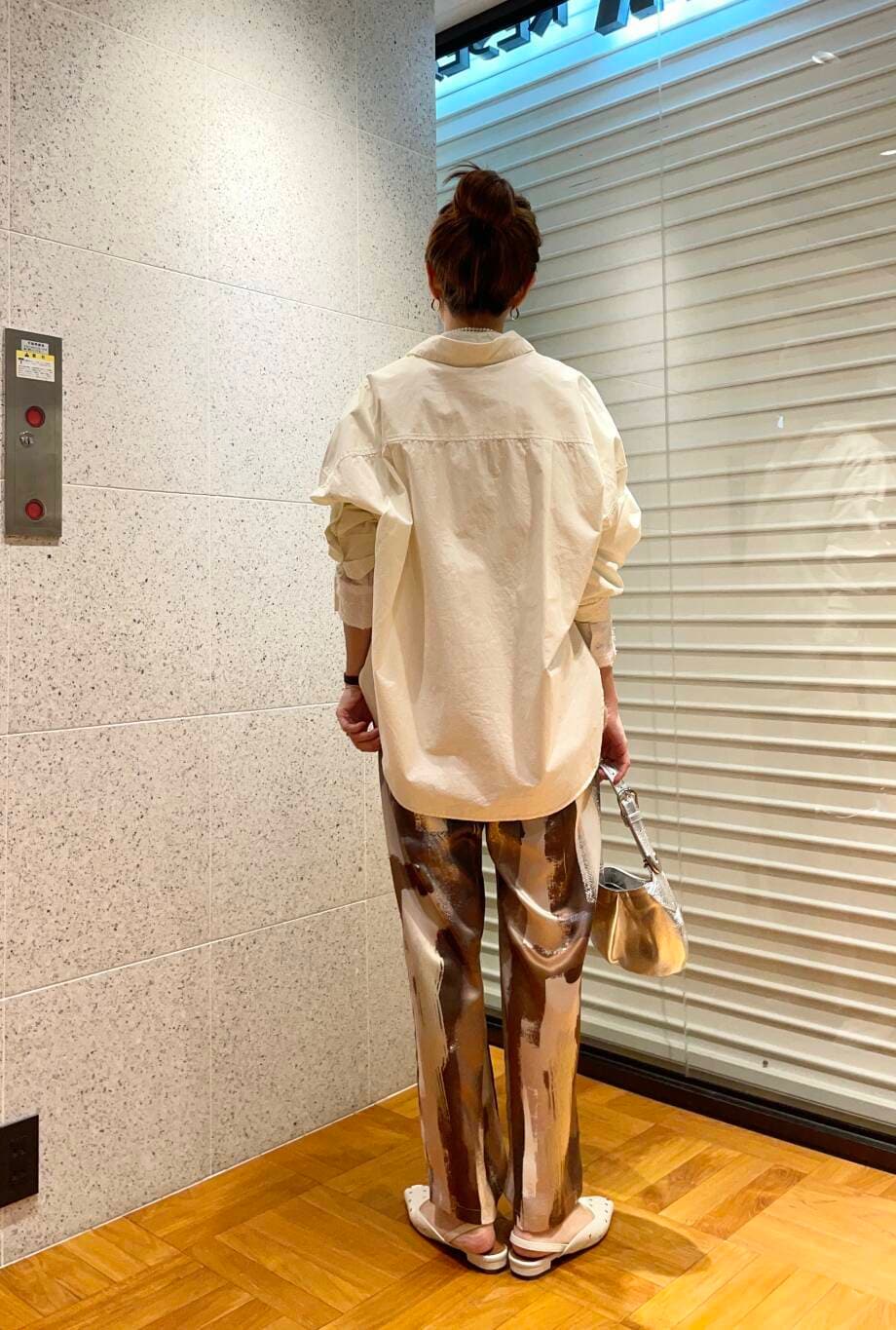 オレンジ系のその他パンツ、ホワイト系のシャツ/ブラウス、ホワイト系のシャツ/ブラウスを着用したレディースの冬コーディネートの4枚目の写真