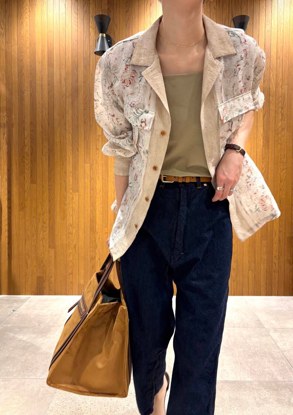 グリーン系のタンクトップ、ゴールド系のネックレスを着用したレディースの春コーディネートの5枚目の写真