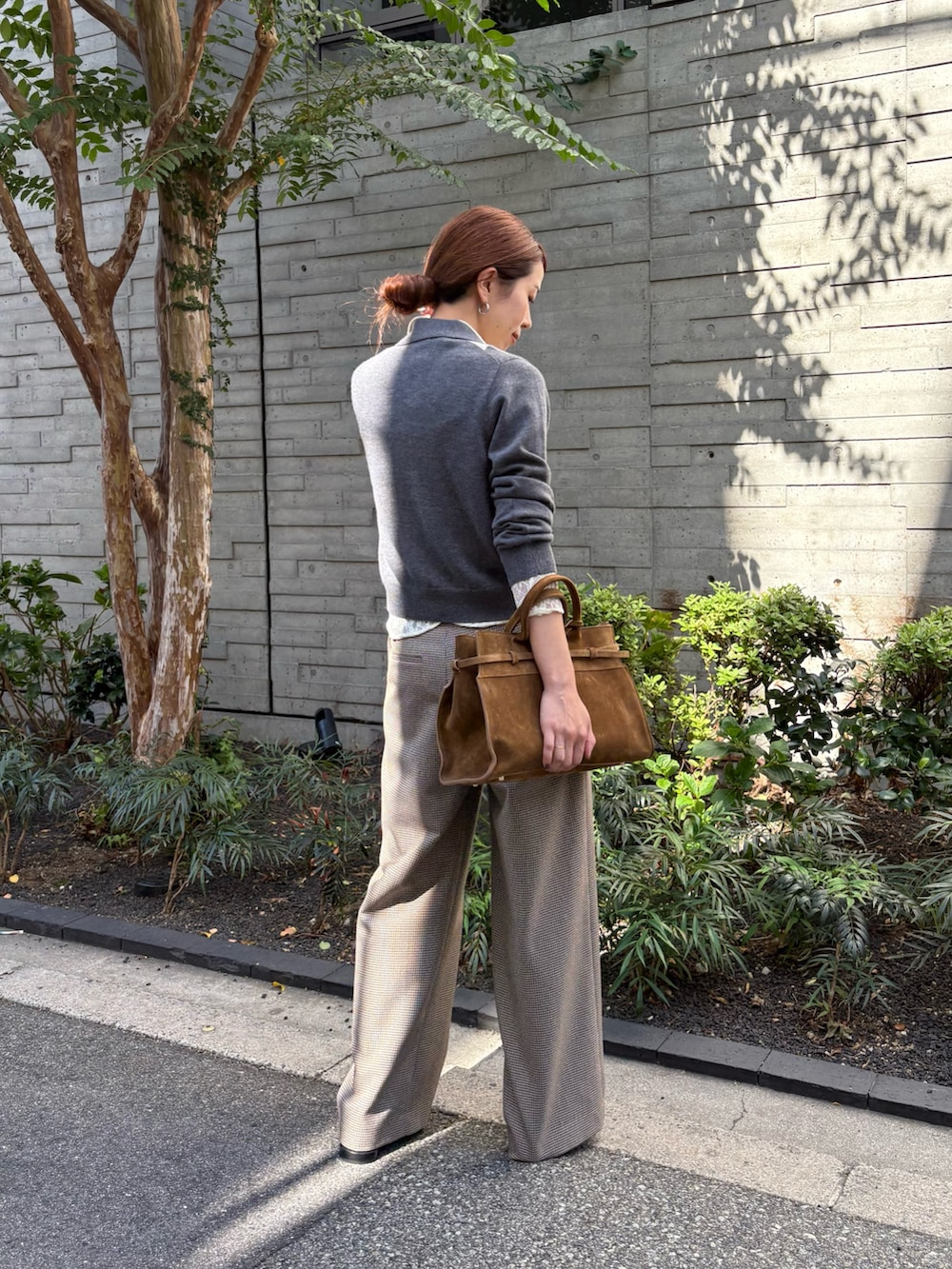 グレー系のニット/セーター、ホワイト系のシャツ/ブラウス、グレー系のその他パンツを着用したレディースの秋コーディネートの3枚目の写真