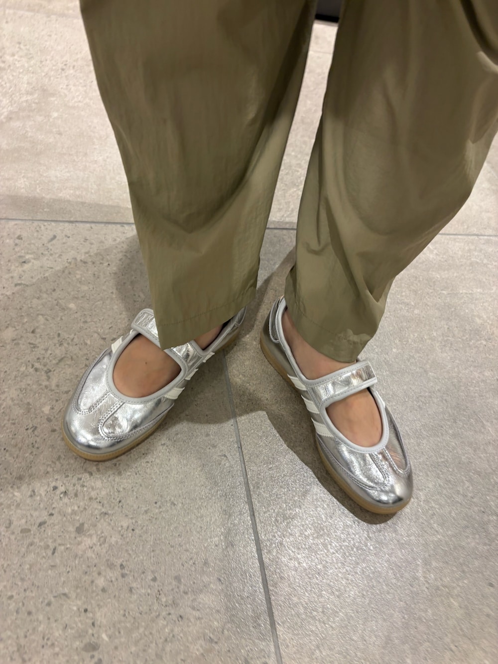 ホワイト系のカーディガン/ボレロ、ベージュ系のその他パンツ、ブラウン系のショルダーバッグを着用したレディースの夏コーディネートの7枚目の写真
