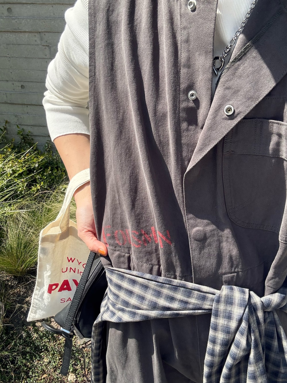 グレー系のその他パンツ、ブラック系のショルダーバッグ、ブルー系のシャツ/ブラウスを着用したレディースの春コーディネートの7枚目の写真