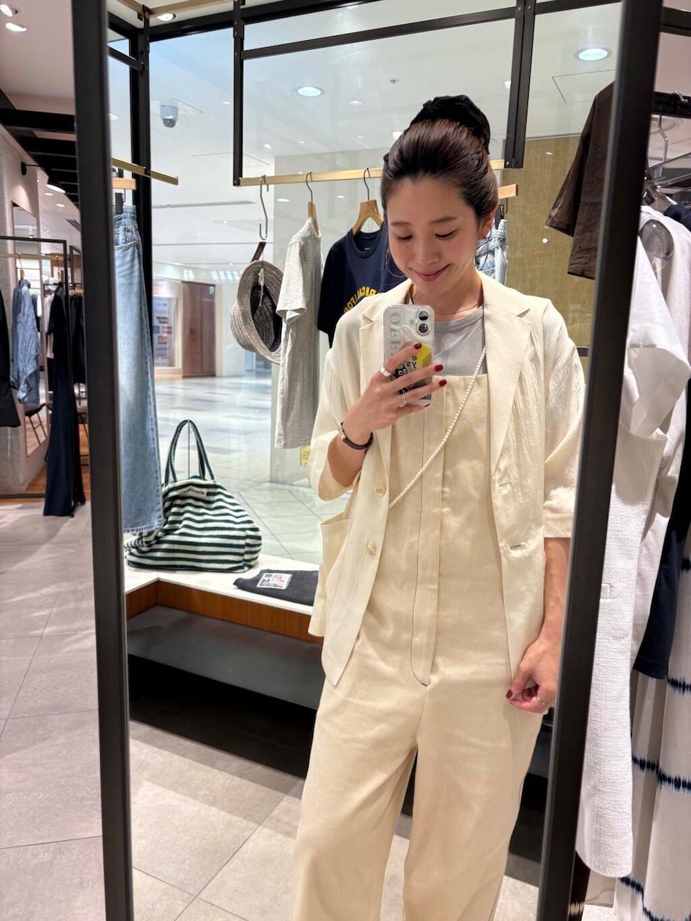 グレー系のTシャツ/カットソー、ホワイト系のその他アウター、ブラック系のヘアゴムを着用したレディースの夏コーディネートの2枚目の写真