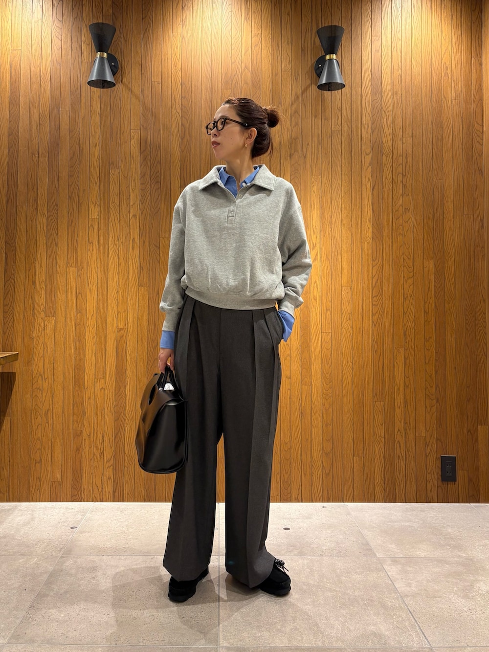 グレー系のその他パンツ、ブラック系のその他シューズ、ブラック系のハンドバッグを着用したレディースの秋コーディネートの6枚目の写真