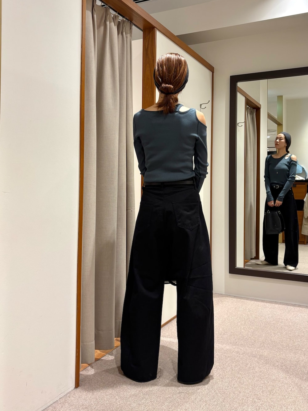 ブラック系のその他パンツ、ブラック系のトートバッグ、ブルー系のTシャツ/カットソーを着用したレディースの秋コーディネートの5枚目の写真