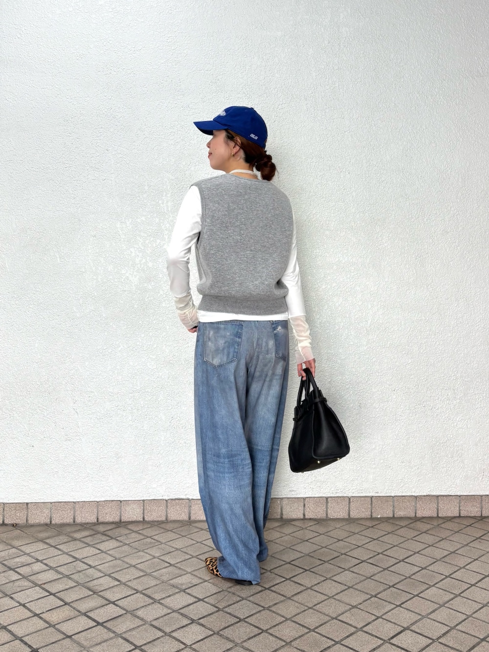 ブルー系のその他パンツ、グレー系のニット/セーター、ホワイト系のTシャツ/カットソーを着用したレディースの秋コーディネートの3枚目の写真