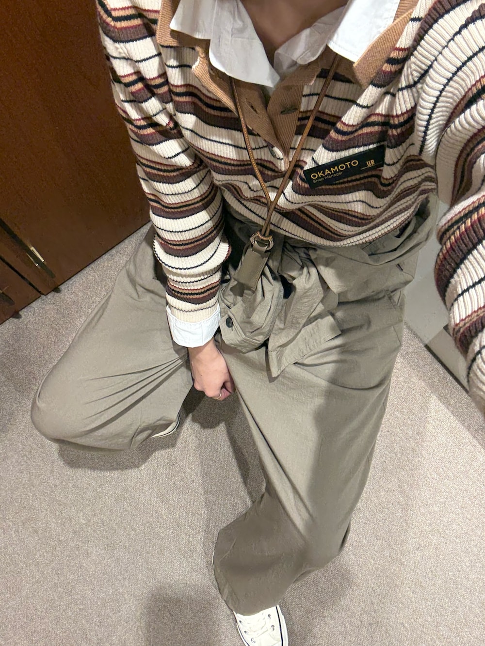 その他のニット/セーター、ホワイト系のスニーカーを着用したレディースの冬コーディネートの7枚目の写真