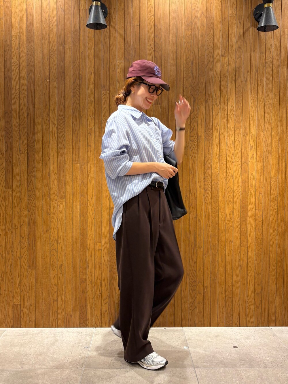 ブラウン系のその他パンツ、ホワイト系のスニーカー、その他のシャツ/ブラウスを着用したレディースの秋コーディネートの4枚目の写真