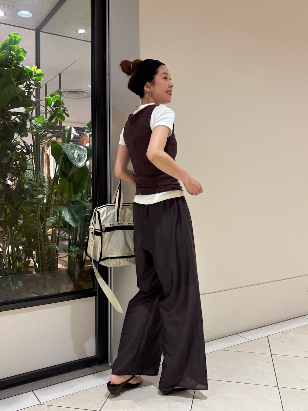 グレー系のその他パンツ、ブラウン系のタンクトップ、ベージュ系のショルダーバッグを着用したレディースの夏コーディネートの3枚目の写真