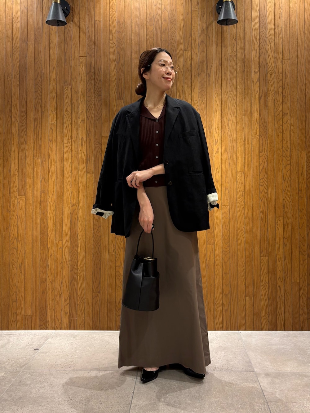 ブラック系のその他アウター、ブラック系のパンプス、ブラウン系のニット/セーターを着用したレディースの春コーディネートの4枚目の写真