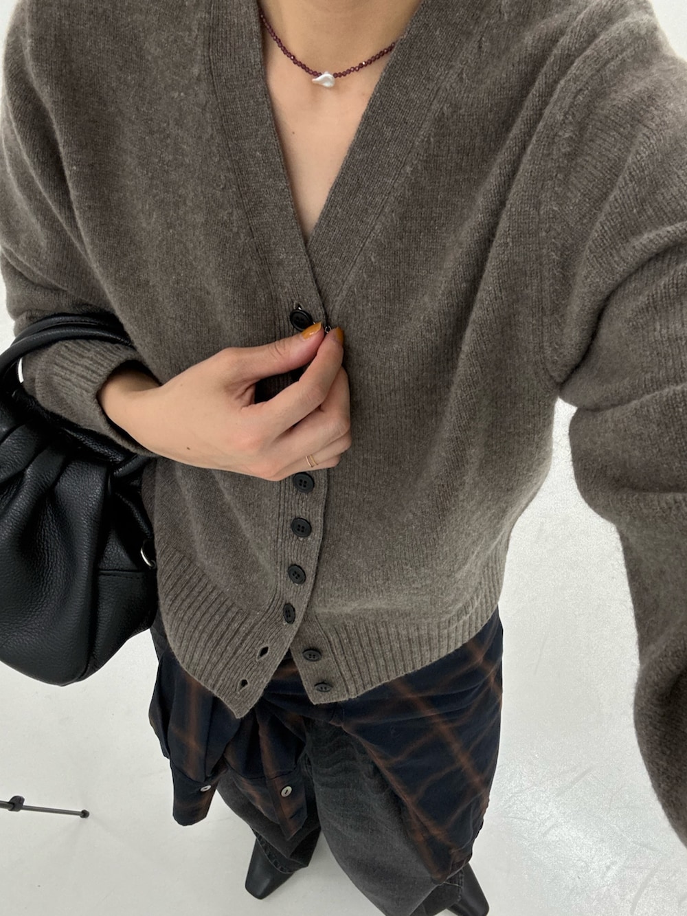 ホワイト系のシャツ/ブラウス、ブラック系のデニムパンツ、ブラック系のハンドバッグを着用したレディースの秋コーディネートの7枚目の写真