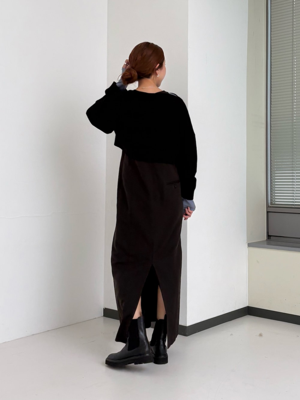 ブラウン系のワンピース、ブルー系のTシャツ/カットソー、ブラック系のニット/セーターを着用したレディースの秋コーディネートの4枚目の写真