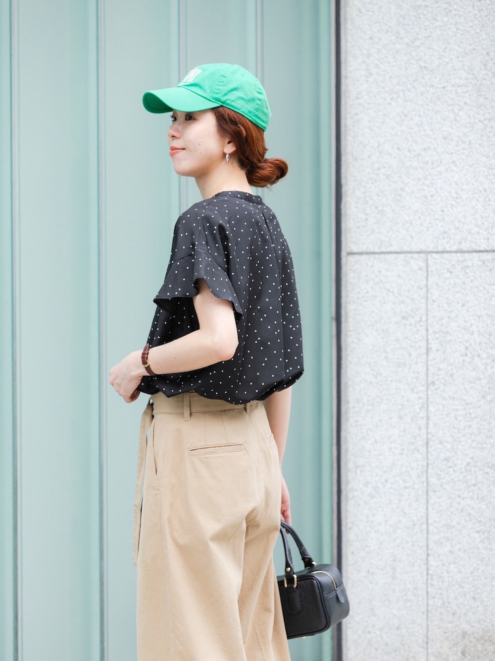 ベージュ系のその他パンツ、ブラック系のハンドバッグ、ブラック系のサンダルを着用したレディースの春コーディネートの6枚目の写真