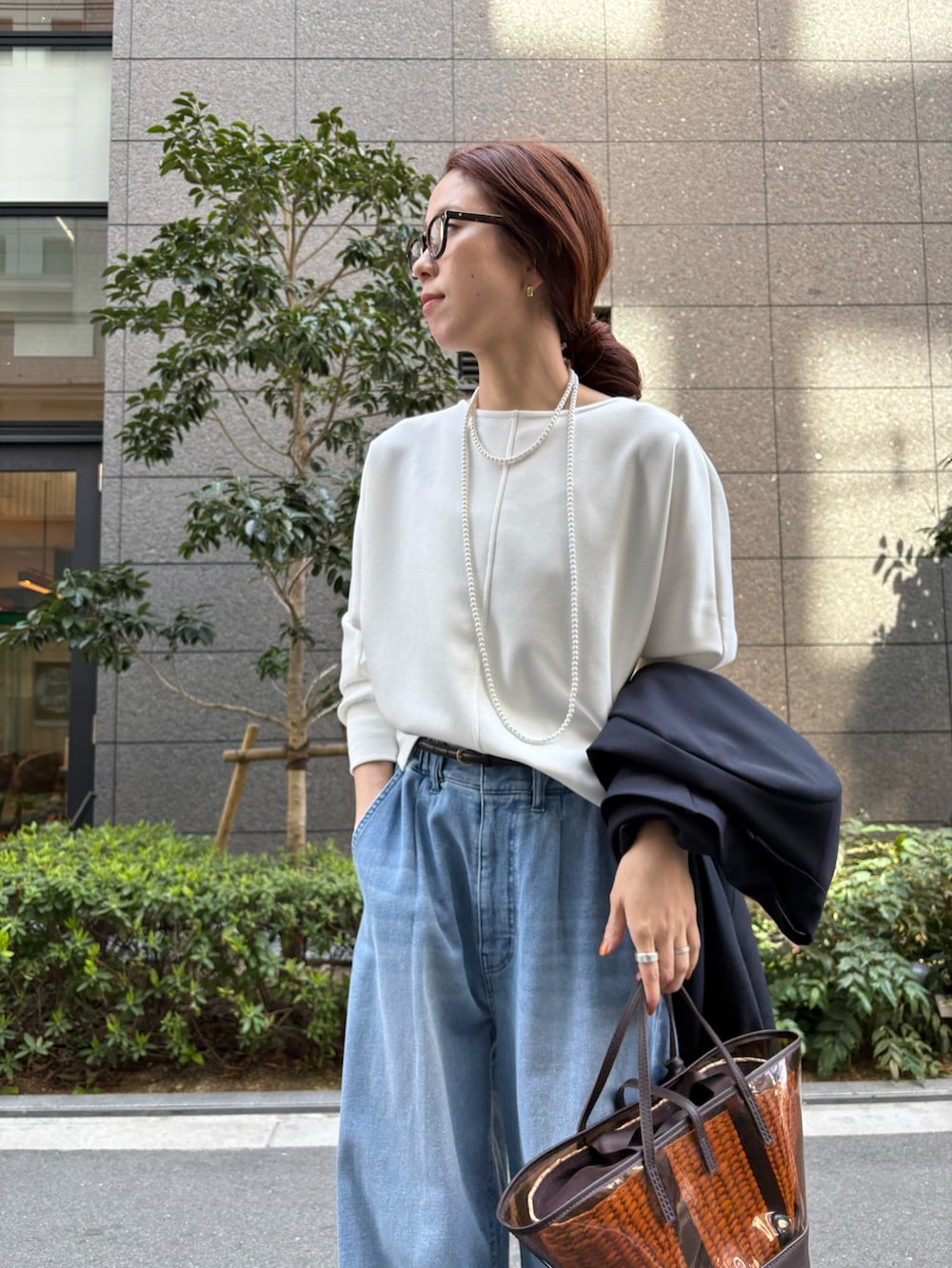 ブルー系のその他アウター、ホワイト系のスウェット、ブルー系のデニムパンツを着用したレディースの春コーディネートの5枚目の写真