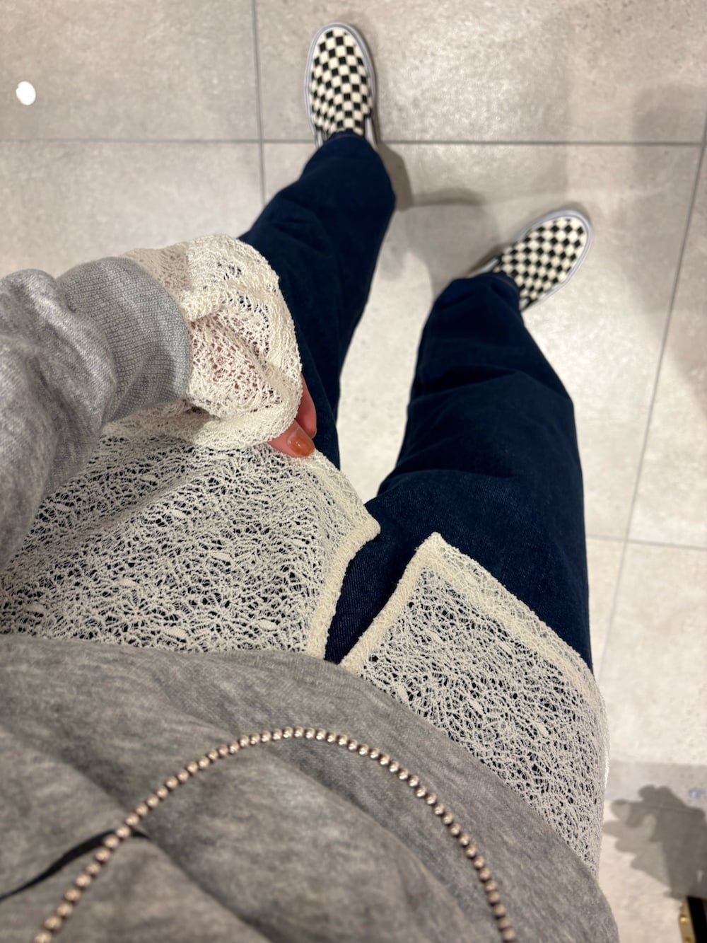 ブラック系のその他アウター、ホワイト系のシャツ/ブラウス、ブルー系のデニムパンツを着用したレディースの冬コーディネートの8枚目の写真