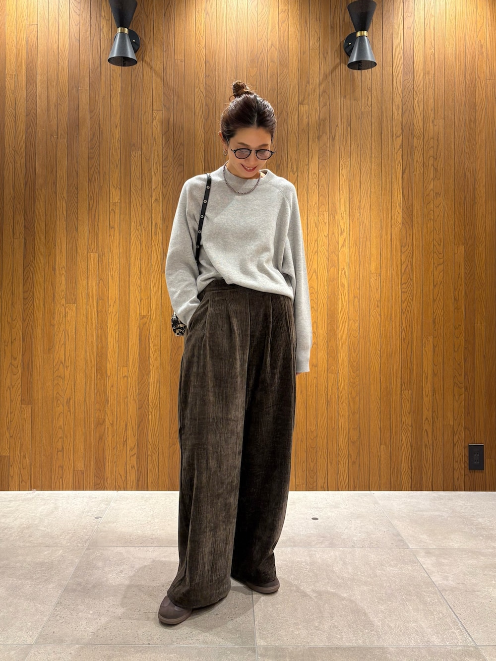 グレー系のその他パンツ、グレー系のニット/セーター、グレー系のシャツ/ブラウスを着用したレディースの秋コーディネートの10枚目の写真