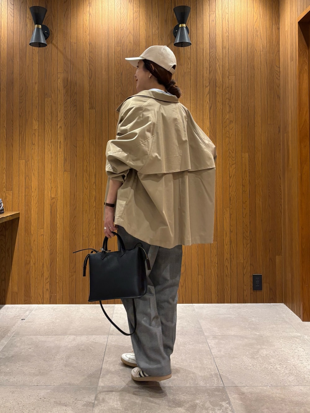 ホワイト系のスニーカー、ブルー系のシャツ/ブラウス、ベージュ系のトレンチコートを着用したレディースの春コーディネートの3枚目の写真