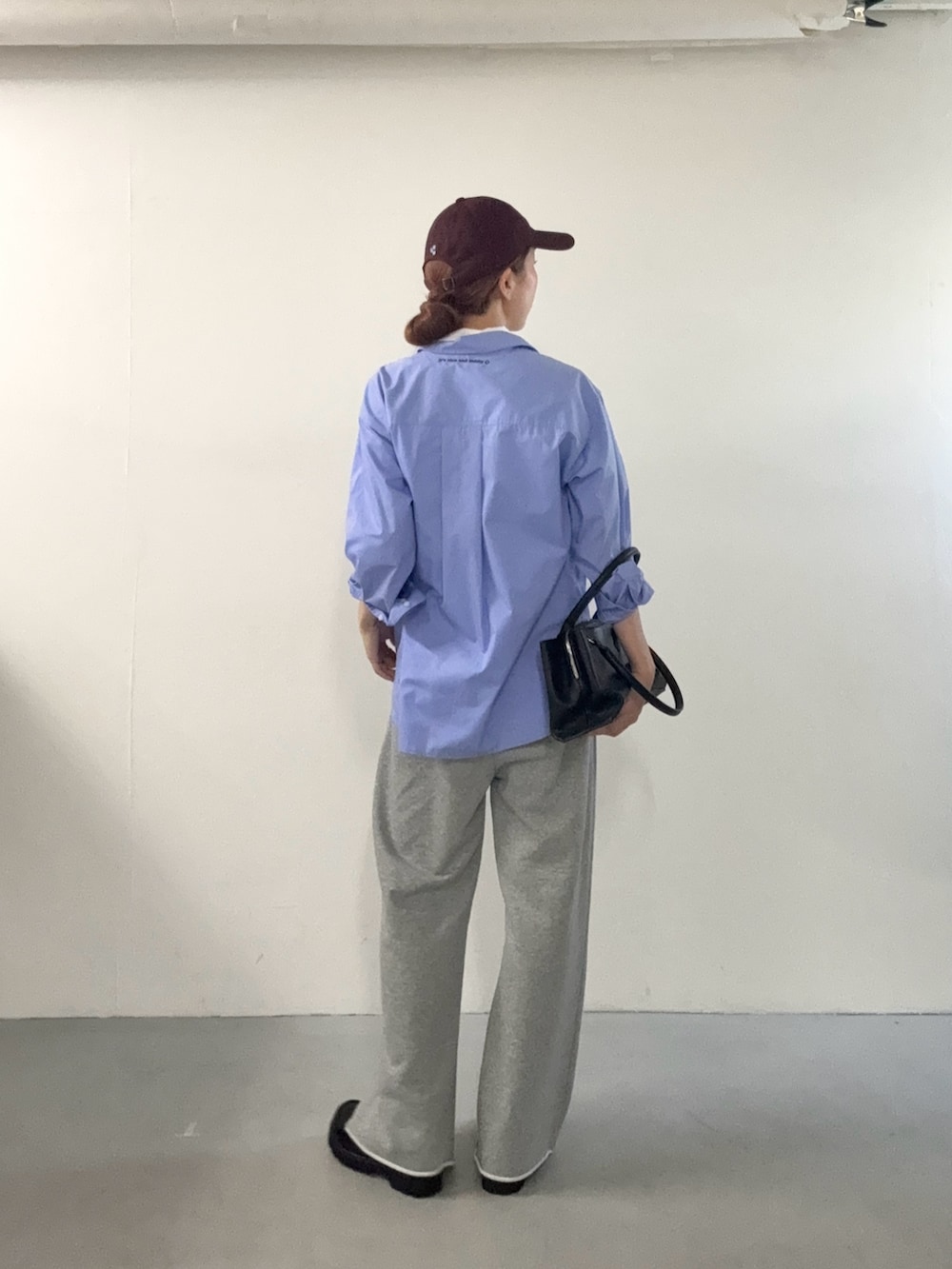 ブルー系のシャツ/ブラウス、グレー系のその他パンツ、ブラック系のローファーを着用したレディースの夏コーディネートの3枚目の写真