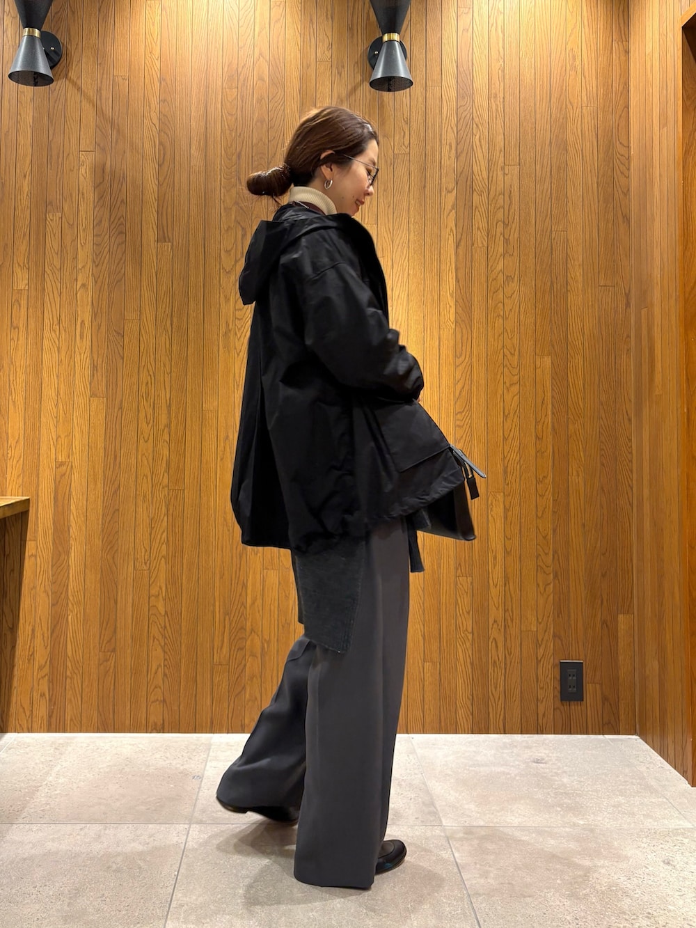 グレー系のその他パンツ、ブラック系のマウンテンパーカー、その他のポロシャツを着用したレディースの冬コーディネートの4枚目の写真