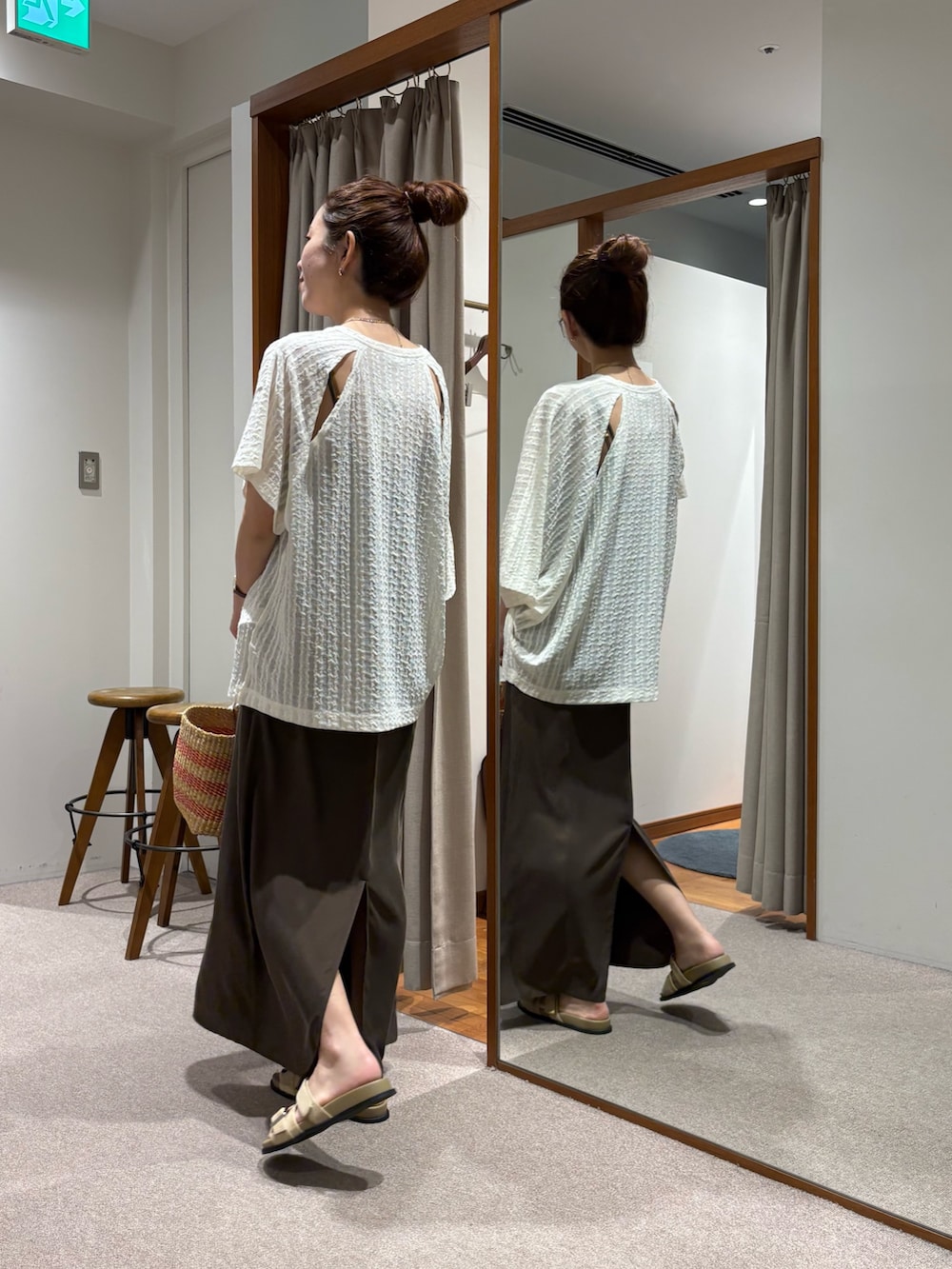ブラウン系のワンピース、ホワイト系のTシャツ/カットソー、ベージュ系のかごバッグを着用したレディースの夏コーディネートの2枚目の写真