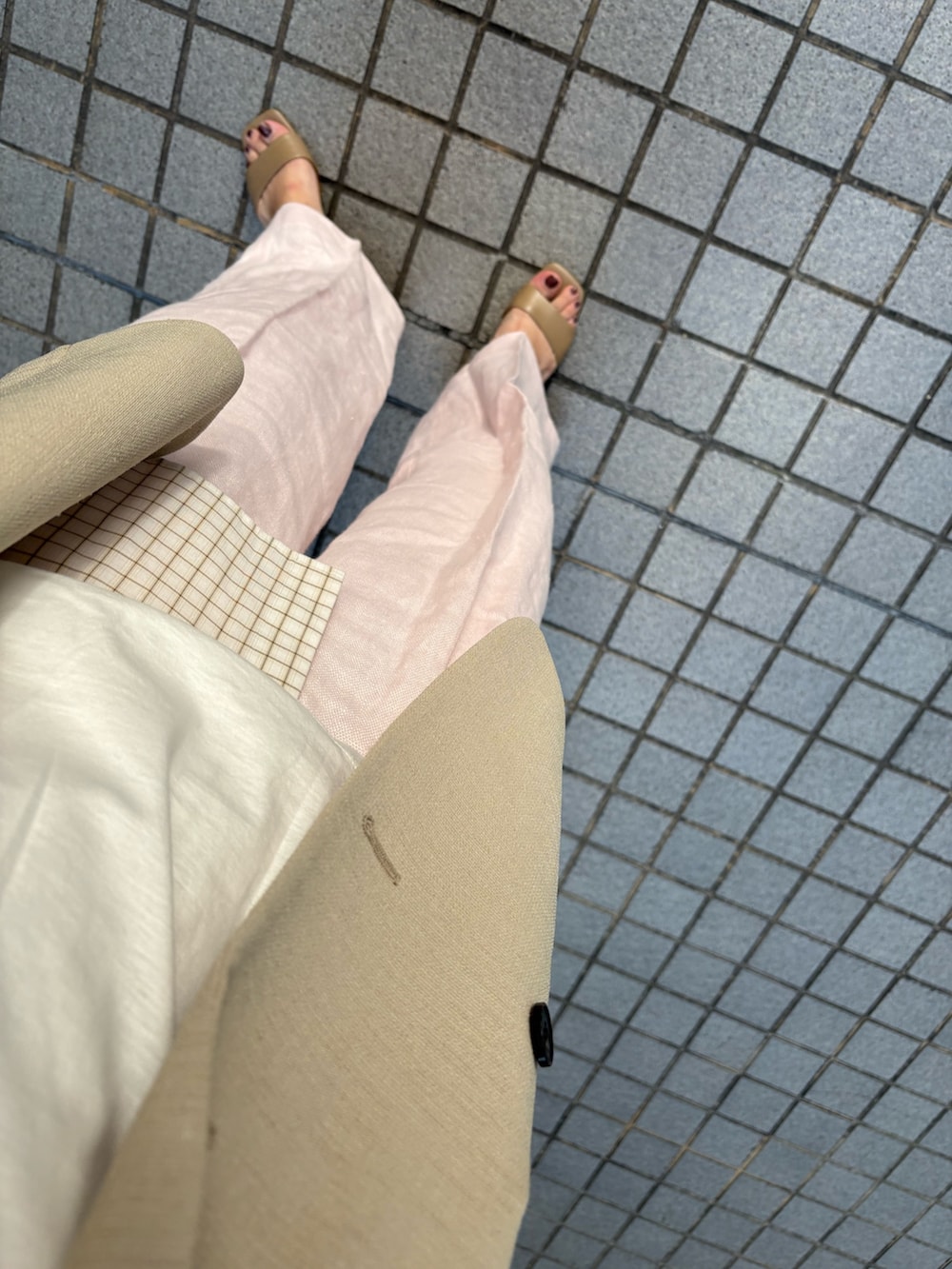 ベージュ系のその他アウター、ピンク系のその他パンツ、その他のTシャツ/カットソーを着用したレディースの春コーディネートの9枚目の写真