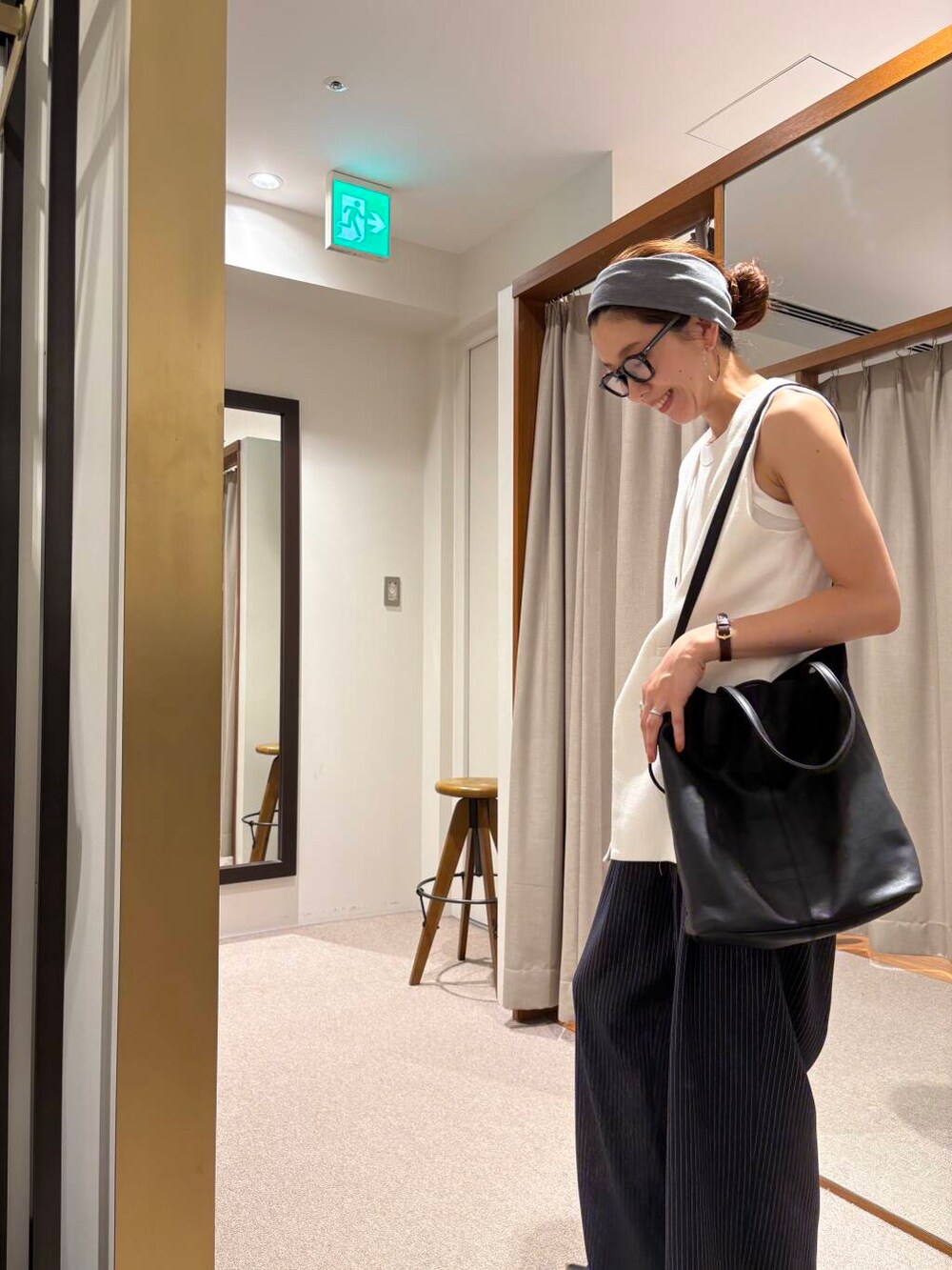 ブラック系のサンダル、ホワイト系のベスト、その他のその他パンツを着用したレディースの夏コーディネートの6枚目の写真