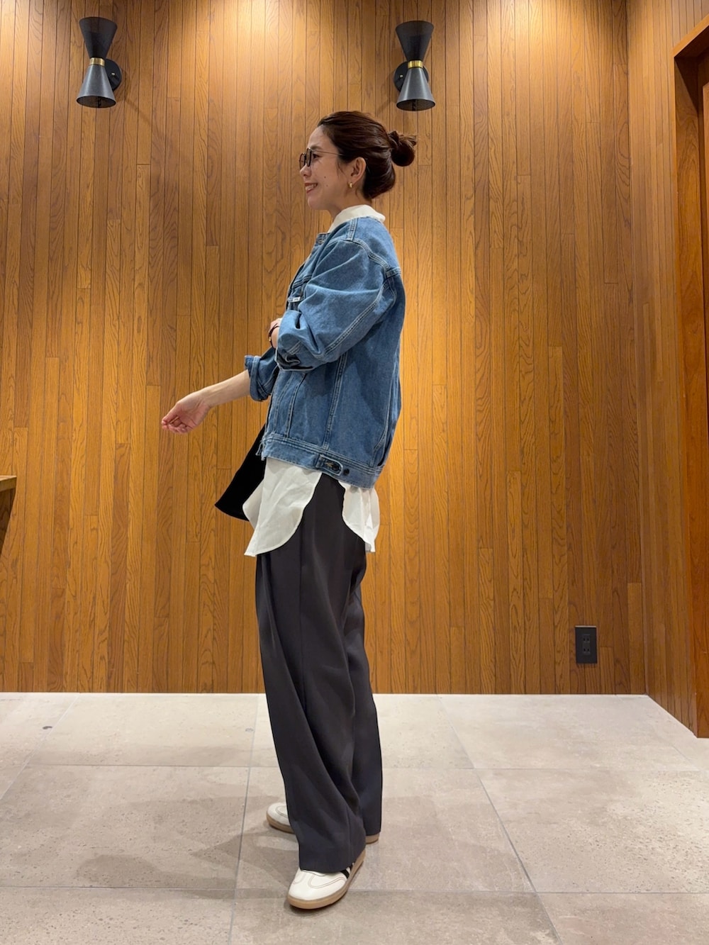 レッド系のニット/セーター、その他のシャツ/ブラウス、グレー系のその他パンツを着用したレディースの冬コーディネートの4枚目の写真