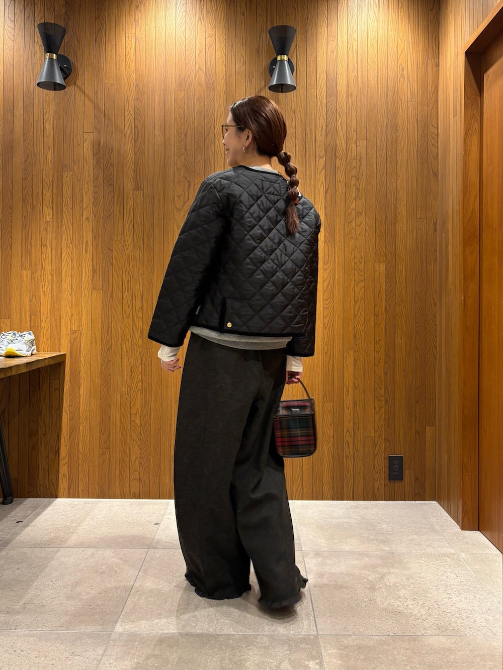 グリーン系のその他パンツ、グリーン系のニット/セーター、ブラウン系のローファーを着用したレディースの秋コーディネートの3枚目の写真