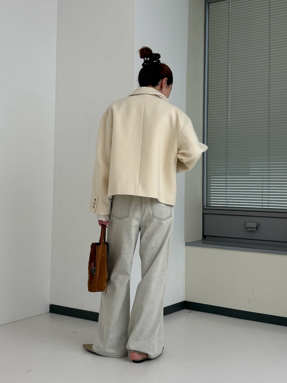 ホワイト系のその他アウター、ホワイト系のカーディガン/ボレロ、グレー系のデニムパンツを着用したレディースの秋コーディネートの4枚目の写真