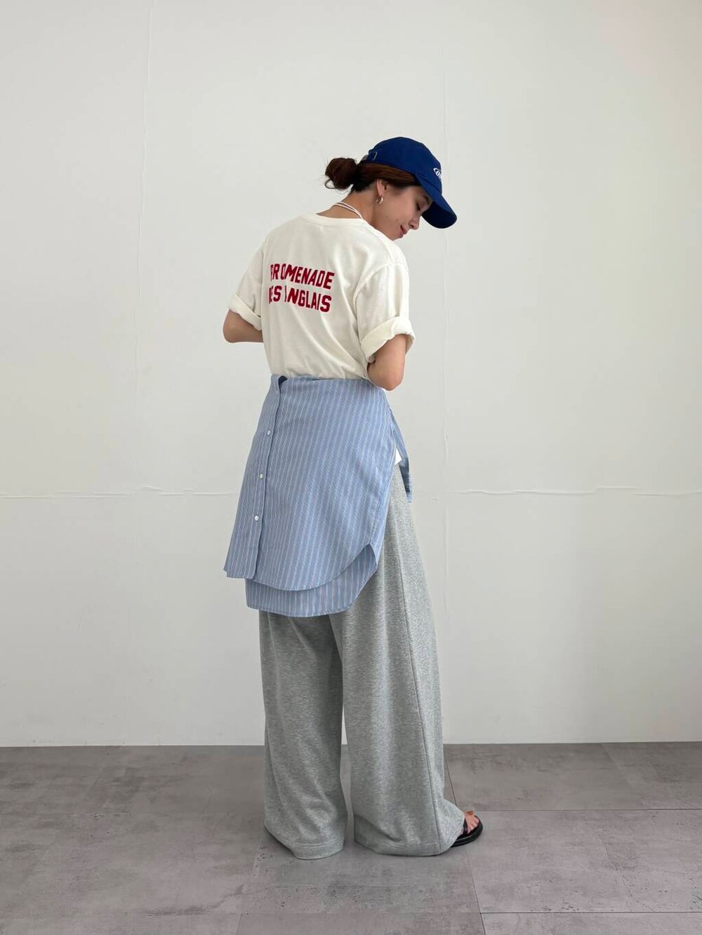 ブルー系のシャツ/ブラウス、ブラック系のサンダル、グレー系のその他パンツを着用したレディースの夏コーディネートの4枚目の写真