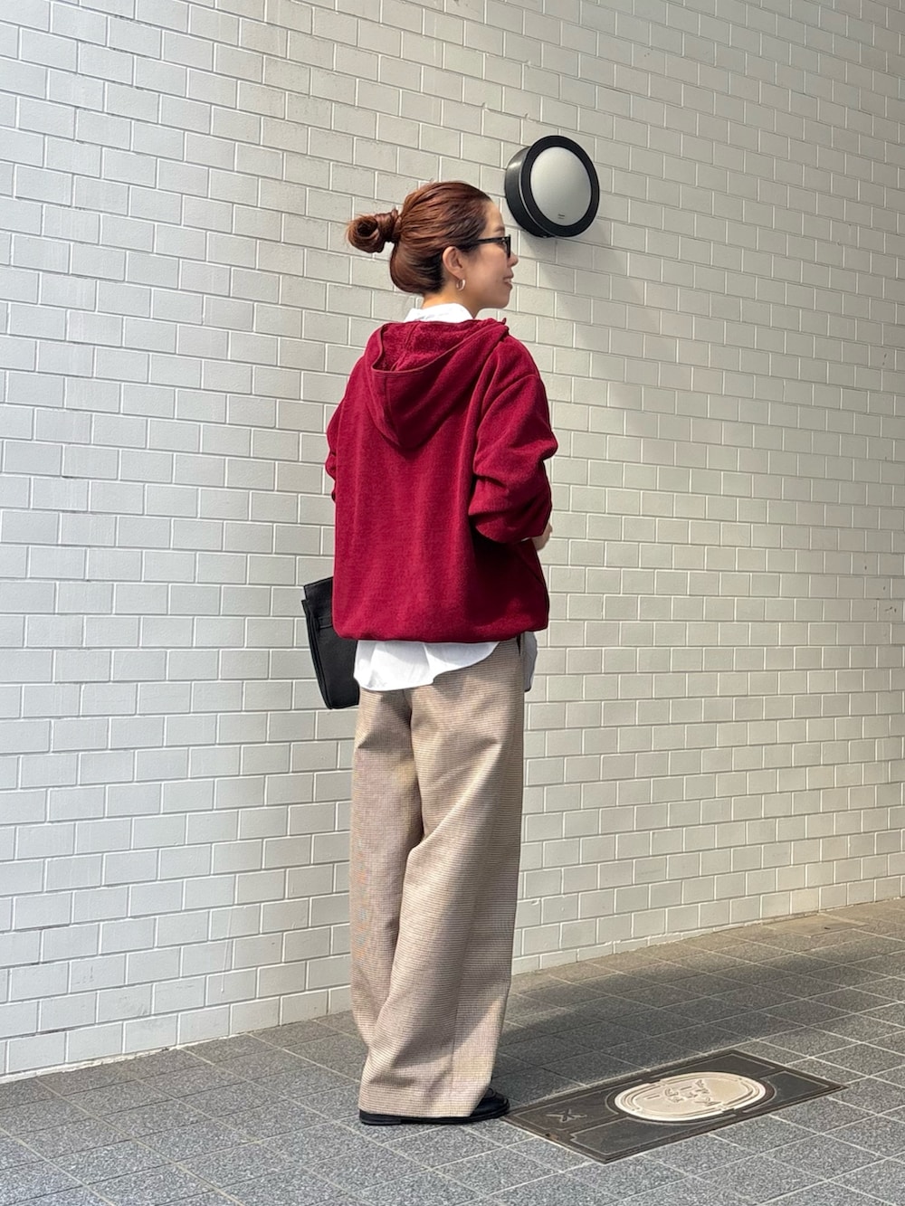 レッド系のパーカー、ブルー系のシャツ/ブラウス、グレー系のその他パンツを着用したレディースの秋コーディネートの3枚目の写真