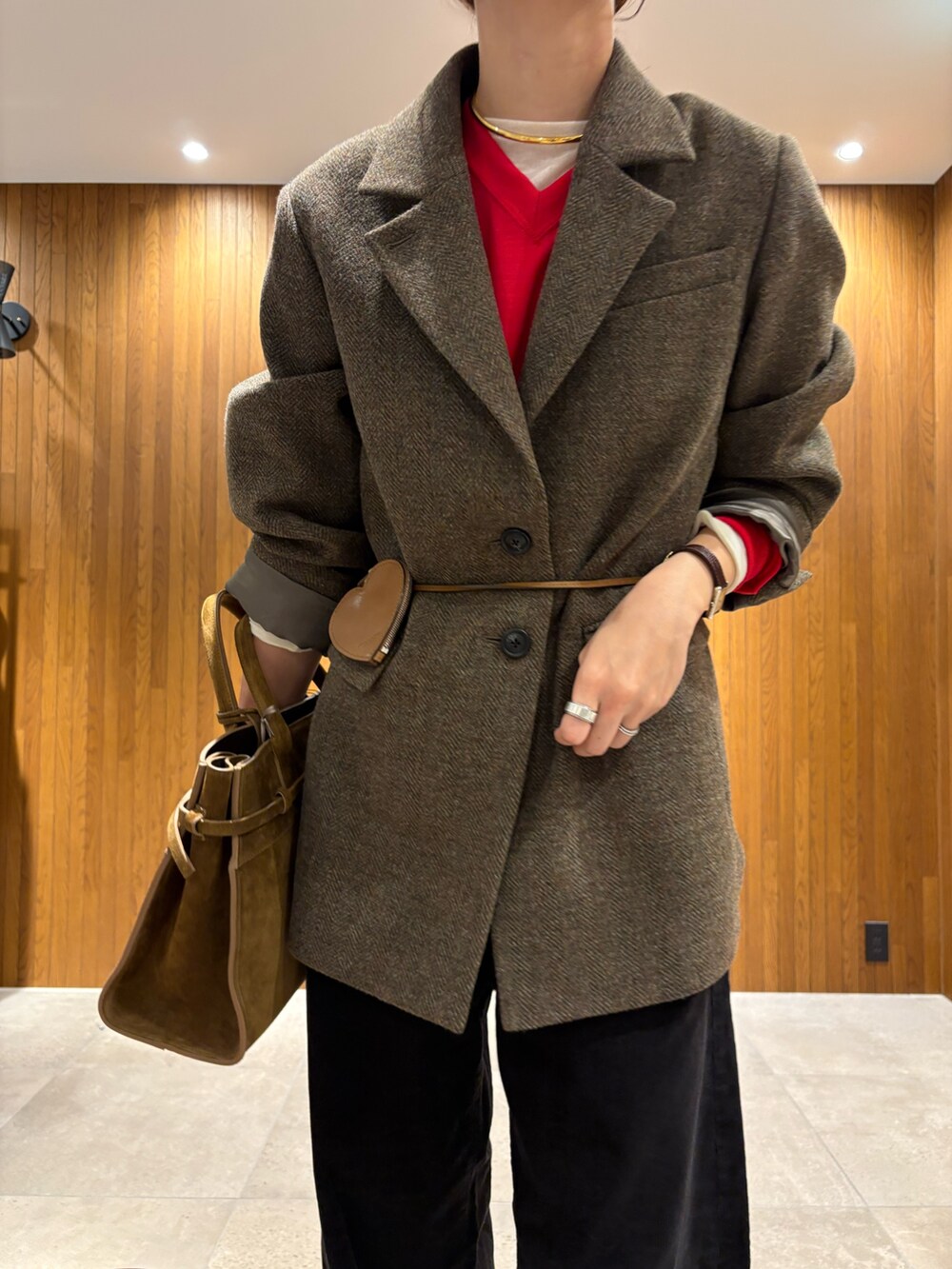 グレー系のその他アウター、グレー系のその他パンツ、ベージュ系のブーツを着用したレディースの秋コーディネートの5枚目の写真