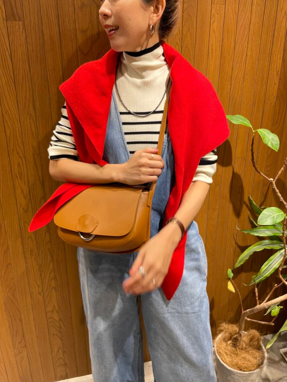 ホワイト系のニット/セーター、イエロー系のその他アウター、ブルー系のワンピースを着用したレディースの秋コーディネートの7枚目の写真