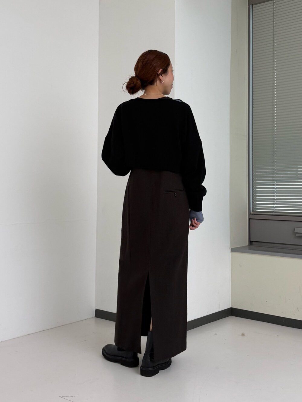 ブラウン系のワンピース、ブルー系のTシャツ/カットソー、ブラック系のニット/セーターを着用したレディースの秋コーディネートの5枚目の写真