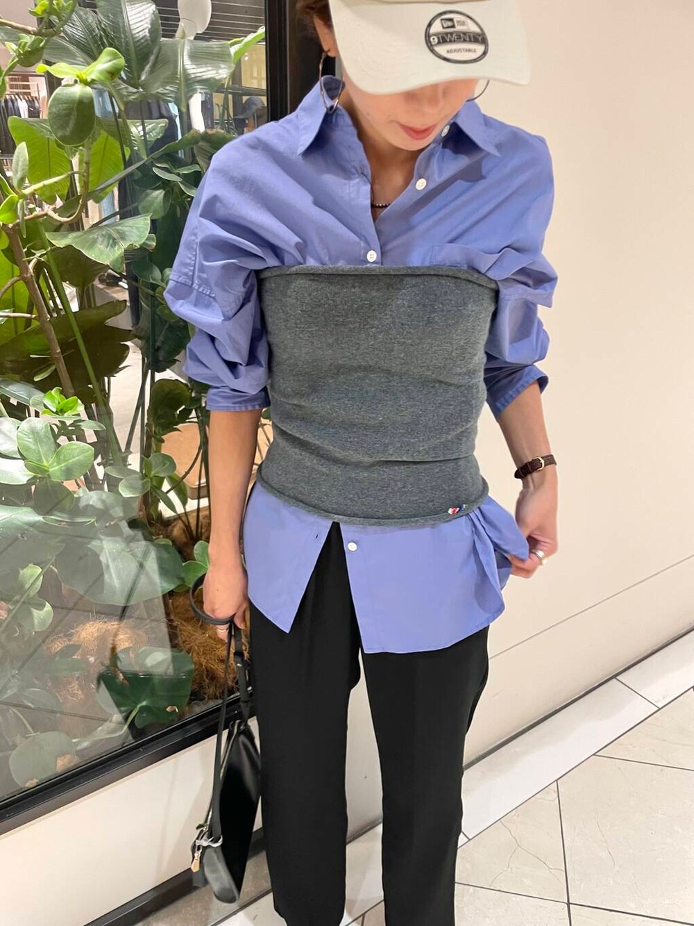 ブルー系のシャツ/ブラウス、ブラック系のその他パンツ、グレー系のニット/セーターを着用したレディースの秋コーディネートの5枚目の写真