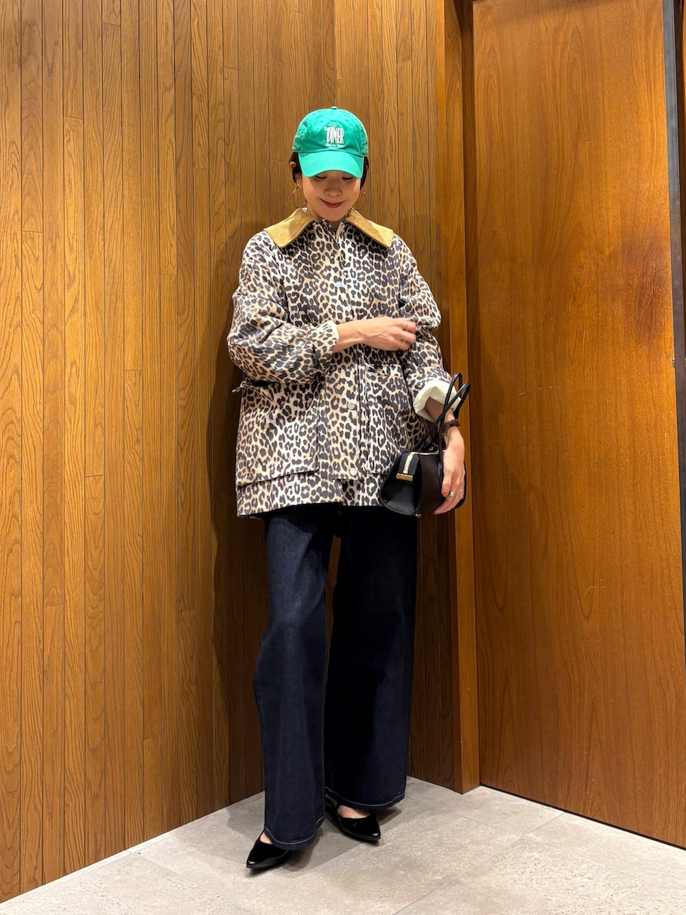 その他のテーラードジャケット、ブルー系のデニムパンツ、ブラック系のパンプスを着用したレディースの冬コーディネートの5枚目の写真