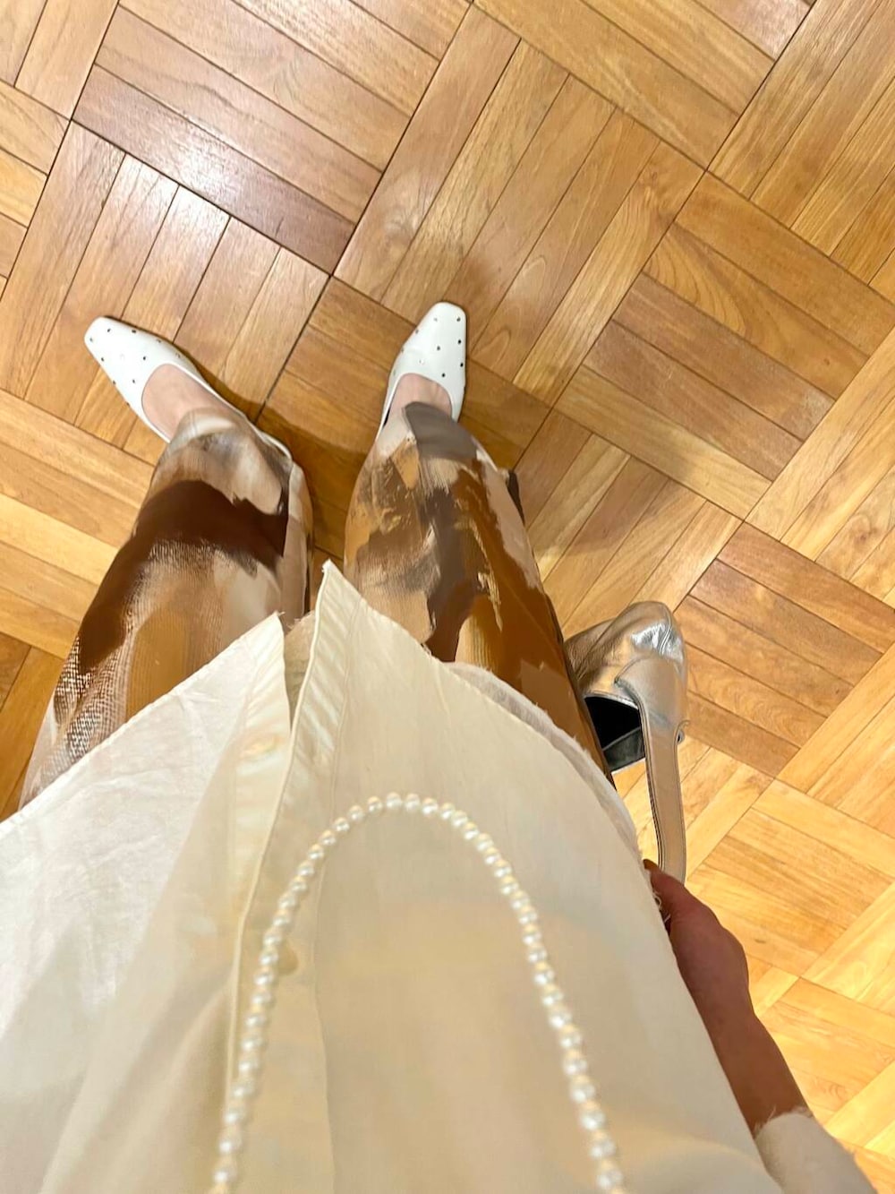 オレンジ系のその他パンツ、ホワイト系のシャツ/ブラウス、ホワイト系のシャツ/ブラウスを着用したレディースの冬コーディネートの6枚目の写真