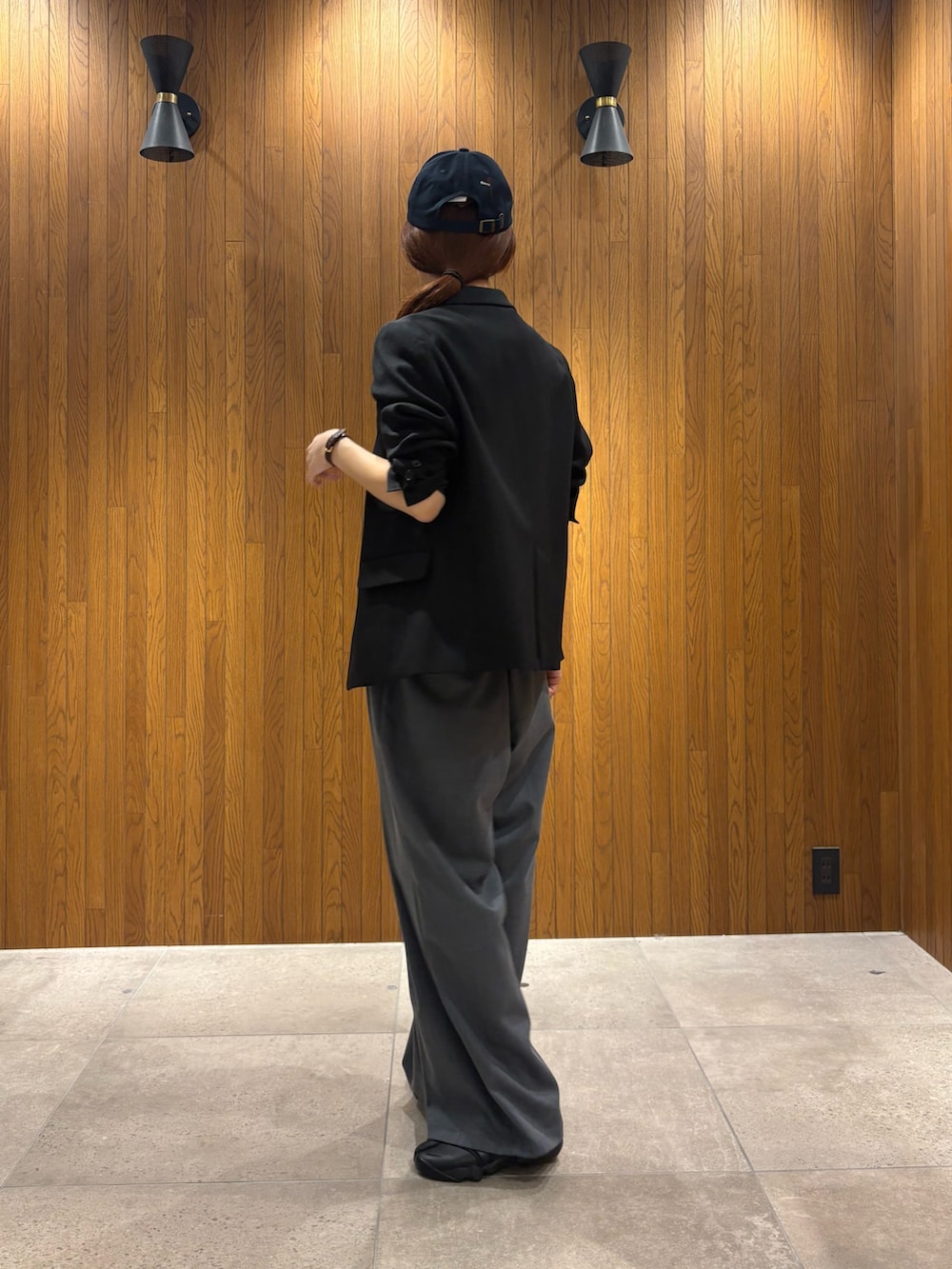 ブラック系のテーラードジャケット、ブラック系のTシャツ/カットソー、グレー系のその他パンツを着用したレディースの春コーディネートの3枚目の写真