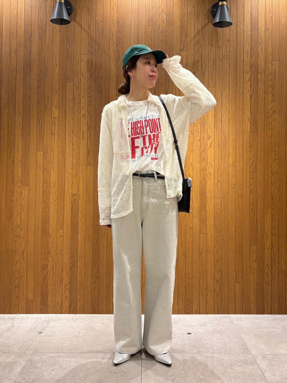 ブラウン系のその他アウター、グレー系のデニムパンツ、ホワイト系のシャツ/ブラウスを着用したレディースの冬コーディネートの8枚目の写真