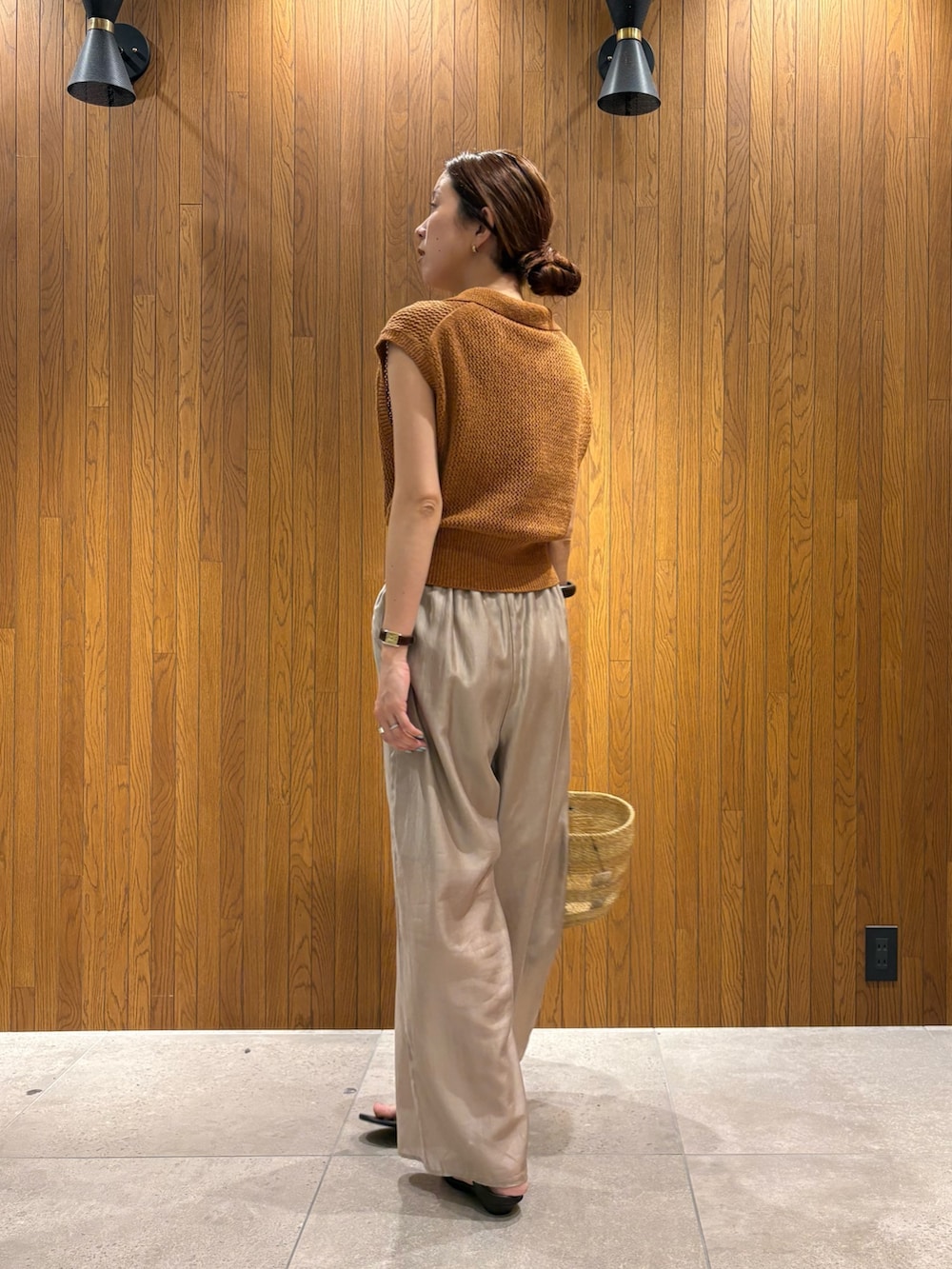 ブラウン系のニット/セーター、ベージュ系のその他パンツ、ブラウン系のサンダルを着用したレディースの夏コーディネートの2枚目の写真