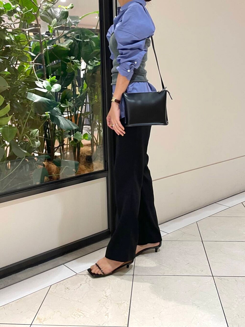 ブルー系のシャツ/ブラウス、ブラック系のその他パンツ、グレー系のニット/セーターを着用したレディースの秋コーディネートの3枚目の写真