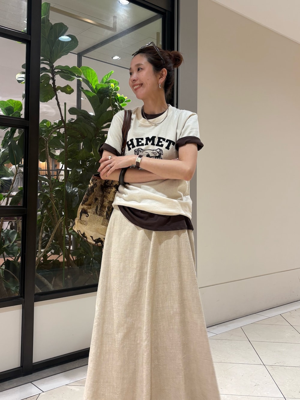 ベージュ系のTシャツ/カットソー、ブラウン系のTシャツ/カットソー、ベージュ系のスカートを着用したレディースの夏コーディネートの6枚目の写真